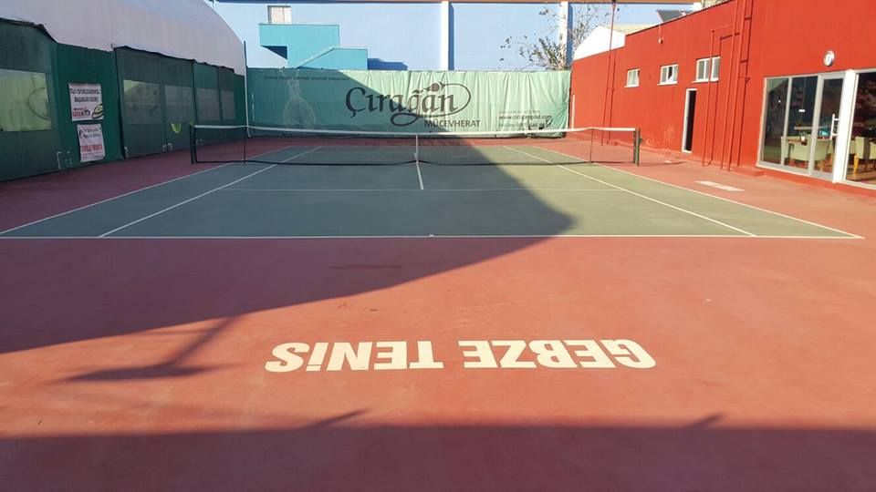 Zemininde ‘Gebze Tenis’ yazan açık kort