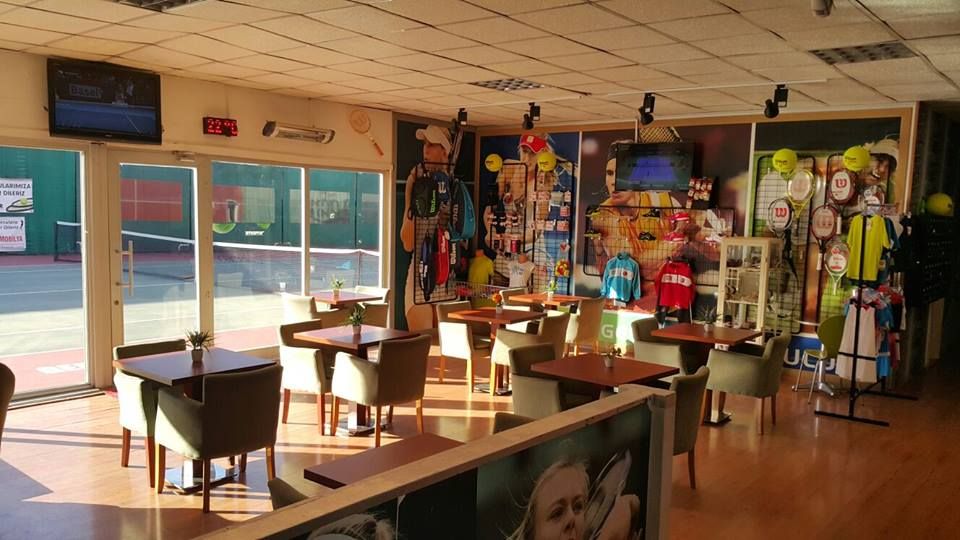 Kulüp kafesi ve tenis ekipmanlarının sergilendiği shop