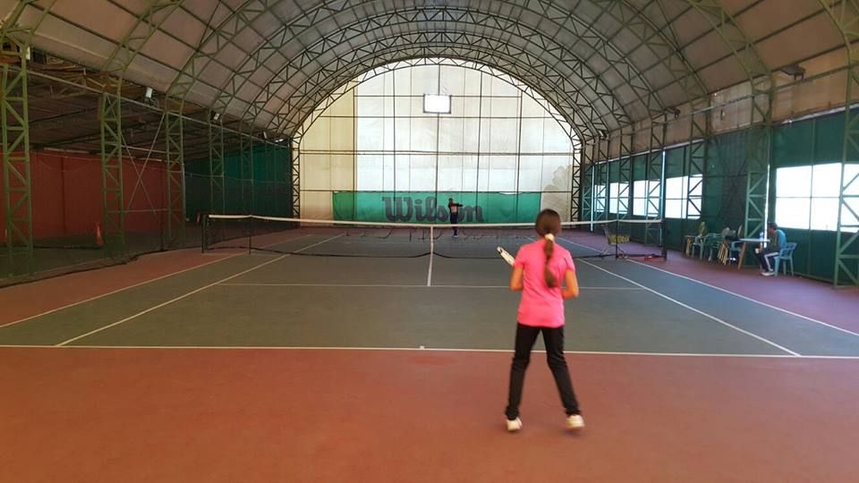 GTK’nın çelik kubbeli kapalı kortunda antrenman yapan genç bir sporcu