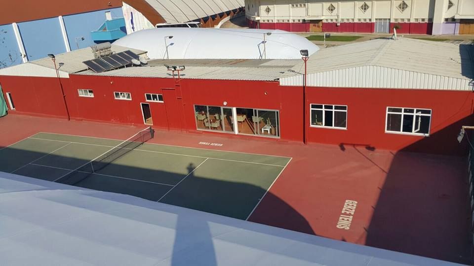 Kulüp binası ve önündeki açık kort